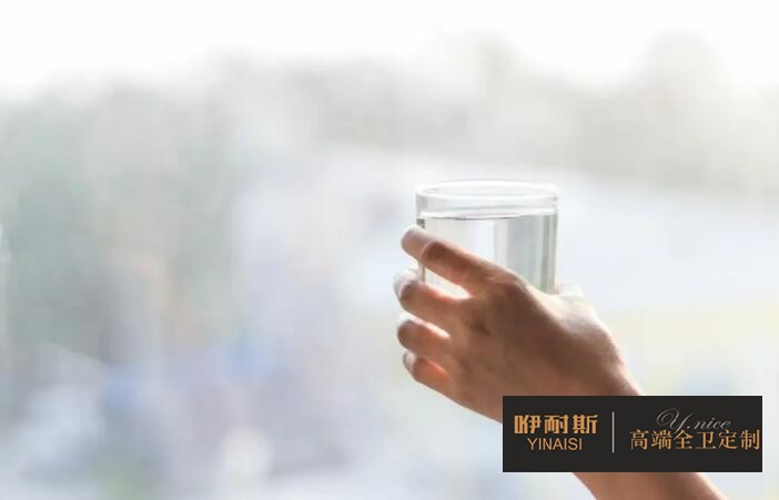 在鏡柜和主柜里，可以放上一杯水