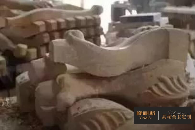 第六步：鑼機：以模具為原型，以刀具進行切削，形成更為完整與流暢的線條，規(guī)定了產品的形狀。