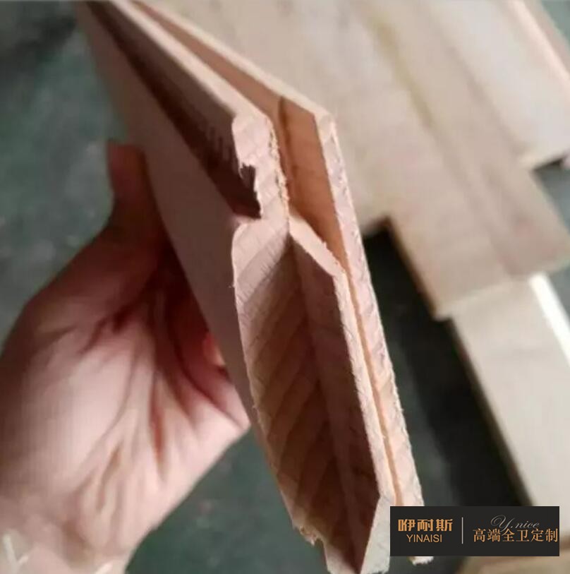 第七步：出榫機。使木塊具備特有的準頭結構制作出一種古典效果，以便木塊之間更為緊密的連接。